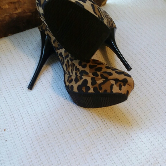 Women's Leopard Print Pumps - Picture 3 of 8